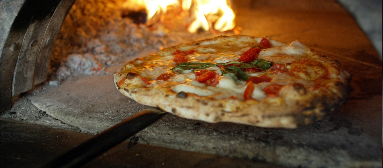 pizzeria napoletana originale le sorelle bandiera napoli